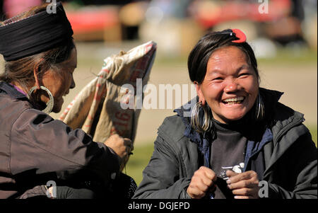 Le donne al mercato di Sa Pa o Sapa, nero di etnia Hmong gruppo di minoranza, Vietnam del Nord, Vietnam Asia Foto Stock