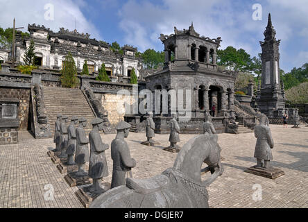 Tomba dell'Imperatore Khai Dinh, Mausoleo, custode di statue in pietra, tonalità, Sito Patrimonio Mondiale dell'UNESCO, il Vietnam Asia Foto Stock