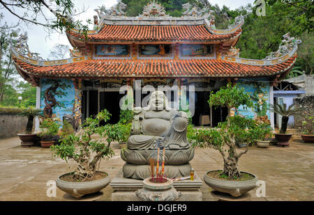 Scultura di Buddha di fronte Tham Pagoda Thai, montagne di marmo, Ngu Hanh figlio, Thuy figlio, Da Nang, Vietnam Asia Foto Stock