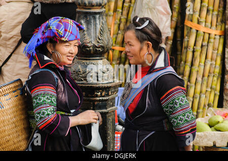 Due donne al mercato di Sapa o Sa Pa, Nero Hmong gruppo etnico, minoranza etnica, nel Vietnam del Nord, Vietnam Asia Foto Stock