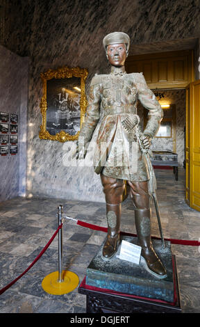 La statua dell'Imperatore presso la sua tomba, Imperatore Lang Khai Dinh Mausoleo, la tonalità, il Sito Patrimonio Mondiale dell'UNESCO, Vietnam del Nord, Vietnam Foto Stock