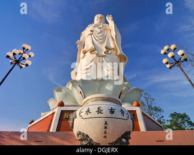 Statua di Buddha a Vinh Trang Pagoda, My Tho, Delta del Mekong, Vietnam, Asia sud-orientale, Asia Foto Stock