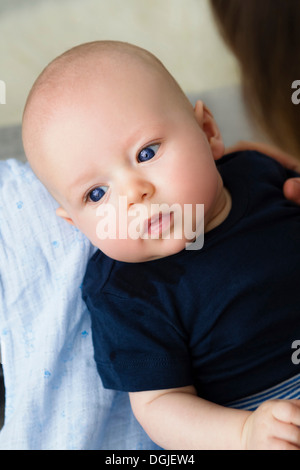 Ritratto di baby Bay cercando lontano Foto Stock