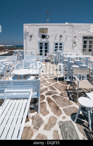 Terrazza vuota di un ristorante greco, taverna, Mykonos isola, Cicladi Grecia, Europa Foto Stock