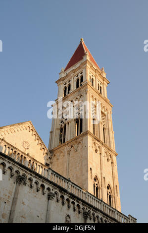 Il campanile della cattedrale di san lorenzo a Trogir, Croazia, Europa Foto Stock