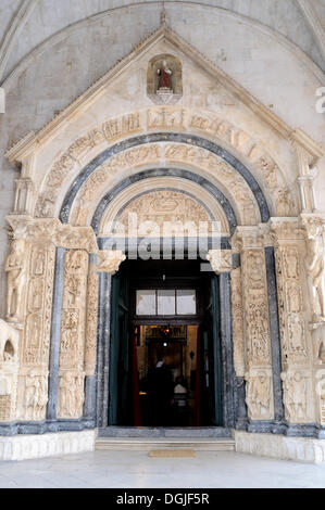 Particolare del portale romanico della cattedrale di san lorenzo a Trogir, Croazia, Europa Foto Stock