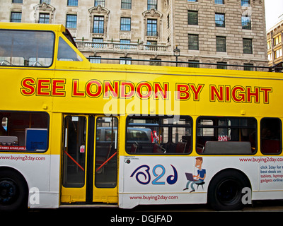 Vedere Londra di Notte tour bus sulla Piccadilly, nel West End di Londra, Inghilterra, Regno Unito Foto Stock