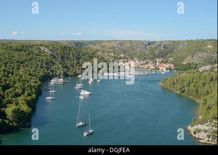 La vista della baia con le navi a vela e una città di Skradin, Croazia, Europa Foto Stock