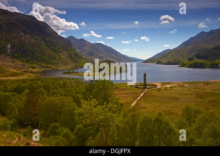 Monumento Glenfinnan a capo di Loch Shiel. Foto Stock