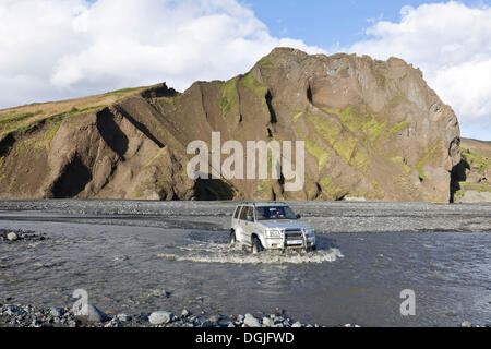 Veicolo fuoristrada attraversando il fiume glaciale di Krossá, Þórsmörk, Islanda Foto Stock