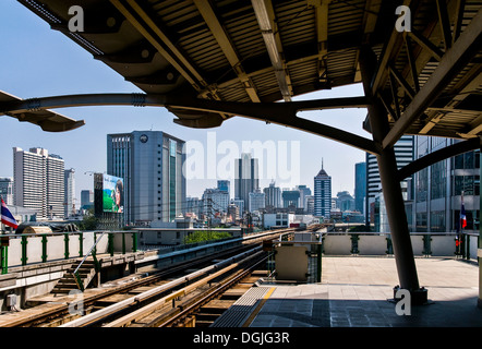 Phloen Chit la stazione dello Skytrain di Bangkok in Thailandia. Foto Stock