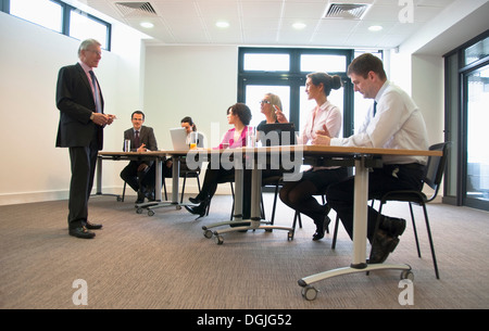 Ufficio i colleghi riuniti nella sala conferenze Foto Stock