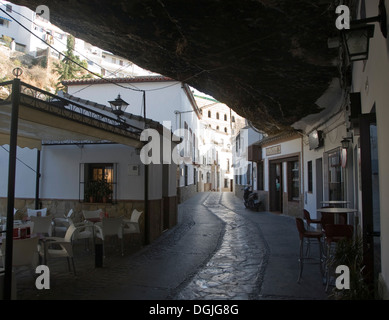 Grotta edifici costruiti nella roccia a Setenil de las Bodegas, la provincia di Cadiz Cadice, Spagna Foto Stock