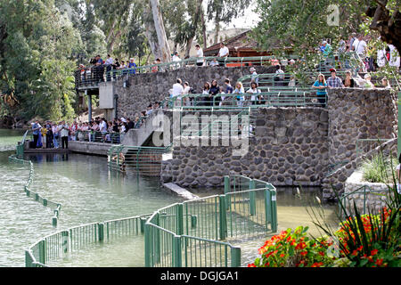 Il Battesimo, sito battesimale di Yardenit presso il fiume Giordano, sul mare di Galilea, Israele, Medio Oriente Foto Stock