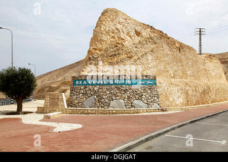 Sea-indicatore di livello, sulla strada che da Gerusalemme al Mar Morto, Cisgiordania, Israele, Medio Oriente Foto Stock