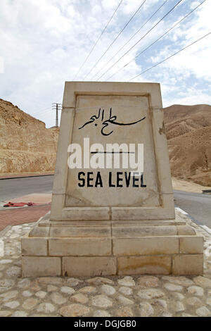 Sea-indicatore di livello, sulla strada che da Gerusalemme al Mar Morto, Cisgiordania, Israele, Medio Oriente Foto Stock