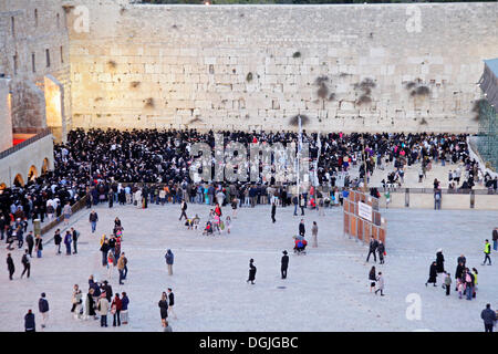 Presso il Muro del Pianto, Muro occidentale, durante la Pasqua ebraica, Pesach, Gerusalemme, Yerushalayim, Israele, Medio Oriente Foto Stock