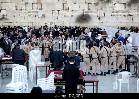 Presso il Muro del Pianto, Muro occidentale, durante la Pasqua ebraica, Pesach, Gerusalemme, Yerushalayim, Israele, Medio Oriente Foto Stock