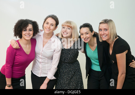 Ritratto di donna a chi lavora in ufficio con le braccia intorno a ciascun altro Foto Stock