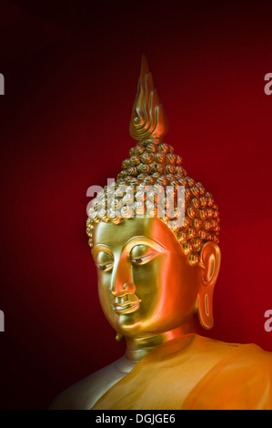 Un Buddha a Wat Bupparam in Chiang Mai in Thailandia. Foto Stock