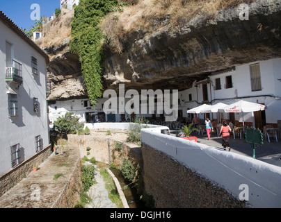 Grotta edifici costruiti nella roccia a Setenil de las Bodegas, la provincia di Cadiz Cadice, Spagna Foto Stock