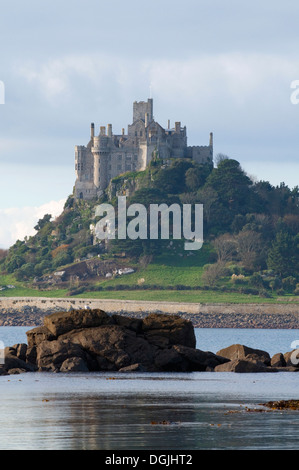 St Michael's Mount nuvoloso e sullo sfondo il Monte Bay & mare in primo piano Marizion Penzance Cornwall Lands End Peninsular Foto Stock