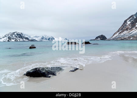Caletta rocciosa in un fiordo del paesaggio in inverno, Vestvagoy, Lofoten, Nordland, Norvegia settentrionale, Norvegia Foto Stock