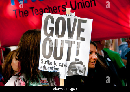 Il 17 ottobre 2013. Gli insegnanti di manifestare contro le proposte di modifica alle pensioni.di cui uno detiene una targhetta dicendo "Gove out'. Foto Stock