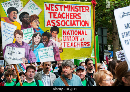 Il 17 ottobre 2013. Gli insegnanti di manifestare contro le proposte di modifica alle pensioni con banner da Westminsters Teachers Association Foto Stock