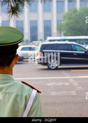 Soldato sul ciglio della strada, Pechino, Cina, Repubblica Popolare di Cina Foto Stock