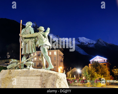 La statua di Saussure e Balmat in Chamonix durante la notte, le Alpi francesi Foto Stock
