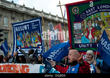Il 17 ottobre 2013. Gli insegnanti di manifestare contro le proposte di modifica alle pensioni, marciando con unione banner Foto Stock