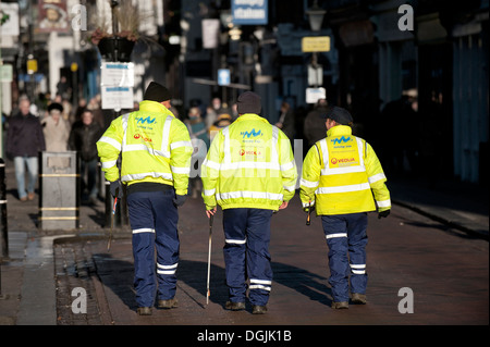 Tre Medway Consiglio lavoratori a piedi lungo Rochester High Street. Foto Stock