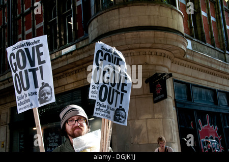 Il 17 ottobre 2013. Gli insegnanti di manifestare contro le proposte di modifica alle pensioni. Un uomo detiene due cartelloni dicendo "Gove out'. Foto Stock