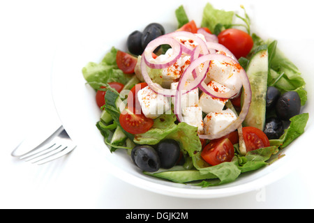 Insalata greca con il formaggio Feta pomodori, cetrioli e lattuga, peperoni e olive nere Foto Stock
