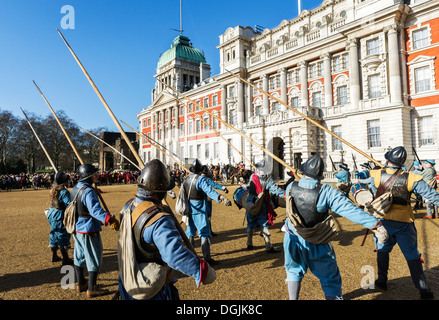 Guerra Civile Inglese appassionati frequentare un servizio per commemorare l'esecuzione del re Carlo I. Foto Stock