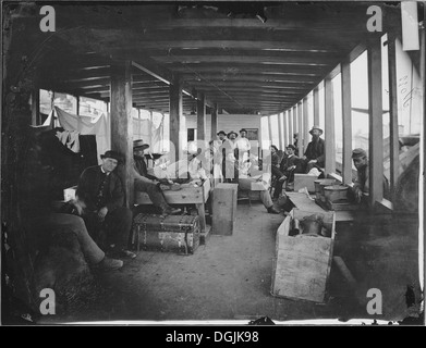 Una scena a bordo di un piroscafo che mostra i passeggeri o l'equipaggio che trasportano tra i ponti, offrendo una vista sulla vita quotidiana dei viaggi a vapore durante il suo periodo di punta. Foto Stock
