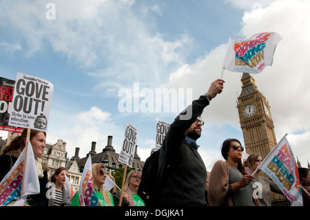 Il 17 ottobre 2013. Gli insegnanti di manifestare contro le proposte di modifica alle pensioni e marzo davanti al Parlamento e il Big Ben Foto Stock