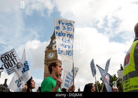 Il 17 ottobre 2013. Gli insegnanti di manifestare contro le proposte di modifica alle pensioni e marzo davanti al Parlamento e il Big Ben Foto Stock