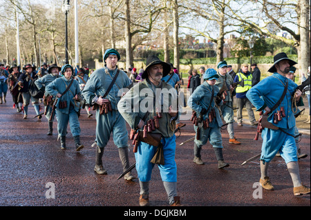 Guerra Civile Inglese gli appassionati di società marzo giù al centro commerciale per assistere a un servizio per commemorare l'esecuzione del re Carlo I. Foto Stock