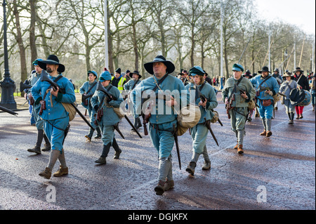 Guerra Civile Inglese gli appassionati di società marzo giù al centro commerciale per assistere a un servizio per commemorare l'esecuzione del re Carlo I. Foto Stock