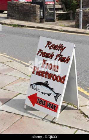 Marciapiede "A BORDO" segno in York, Cumbria, la pubblicità di un mercato in stallo la vendita di pesce fresco da Fleetwood. Foto Stock