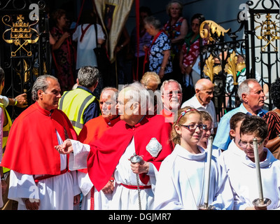 I funzionari della Chiesa in attesa per l'inizio della processione annuale in onore di Nostra Signora del Monte Carmelo. Foto Stock