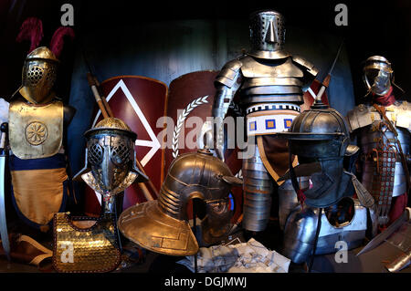 Armature e armi di Roman gladiatori, guerrieri e schiavi, mostra speciale presso il Colosseo, Roma, Lazio, Italia Foto Stock