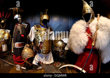 Armature e armi di Roman gladiatori, guerrieri e schiavi, mostra speciale presso il Colosseo, Roma, Lazio, Italia Foto Stock