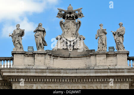 Il papa insegna tra quattro statue di santi sul colonnati, Piazza San Pietro e la Città del Vaticano, Roma, Lazio, Italia Foto Stock