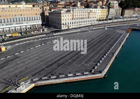 Ferry Terminal, vuoto parcheggio auto, Ancona, Italia, Europa Foto Stock