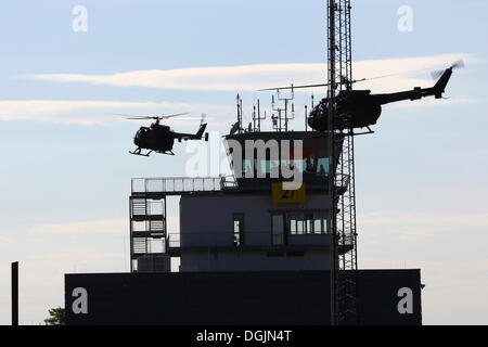 Il tedesco Bo-105 SOF-Air elicotteri immissione cecchini, una dimostrazione della Germania KSK Forze Speciali, Laupheim, Baden-Wuerttemberg Foto Stock