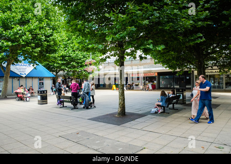 Persone rilassante a Basildon Town Center. Foto Stock