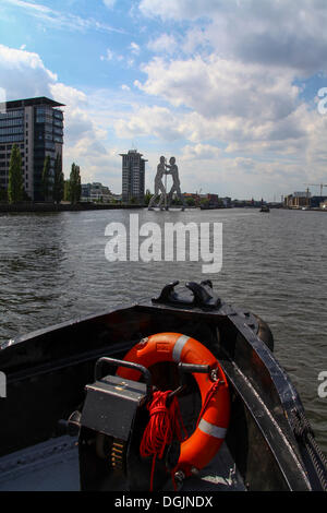 Barca con benedizione sul fiume Spree, dietro la molecola uomo scultura, Berlino Foto Stock